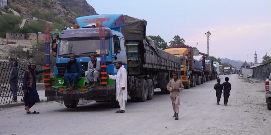 د تورخم لارې تړل کېدل؛ افغان سوداګر د بدیلو لارو غوښتنه کوي