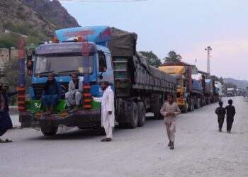 د تورخم لارې تړل کېدل؛ افغان سوداګر د بدیلو لارو غوښتنه کوي