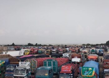 سوداګر او موټر چلوونکي د غلام خان بندر له لارې په سوداګرۍ کې اسانتياوې غواړي