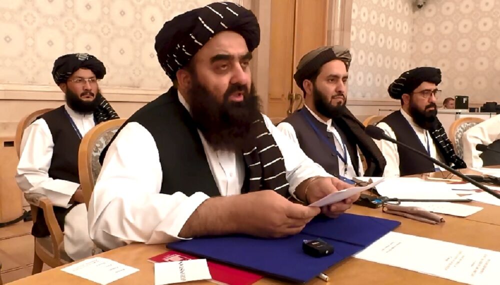 متقي د مسکو فارمټ ناستې څنډه کې د یو شمېر هېوادونو له استازو سره کتلي