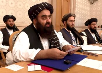 متقي د مسکو فارمټ ناستې څنډه کې د یو شمېر هېوادونو له استازو سره کتلي