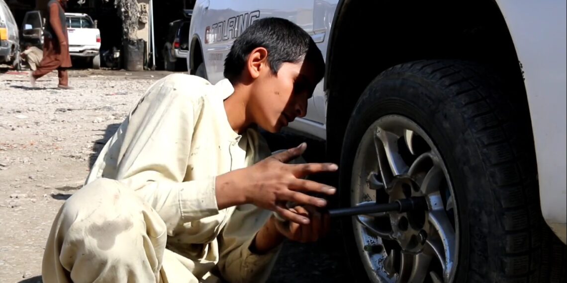 پکتیا کې اقتصادي ستونزو ماشومان درنو کارونو ته اړ کړي