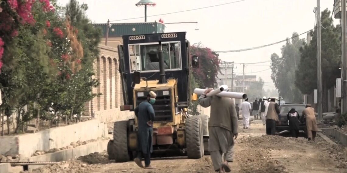 جلال آباد ښار کې د ۱۹ میلیونه افغانیو په ارزښت پراختیايي پروژې پيل شوې