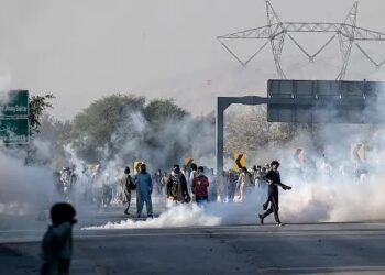 پاکستان کې قهرجن لاریونونه؛ اخ و ډب کې له ۵۰ زیاتو کسانو ته مرګ ژوبله اوښتې