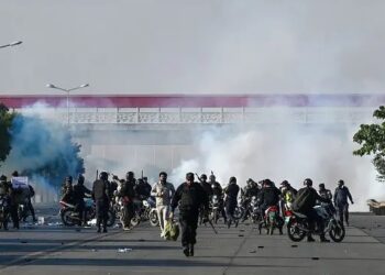 د تحریک انصاف ګوند پلویانو لاریونونه؛ اخ و ډب کې لسګونه کسانو ته مرګ ژوبله اوښتې