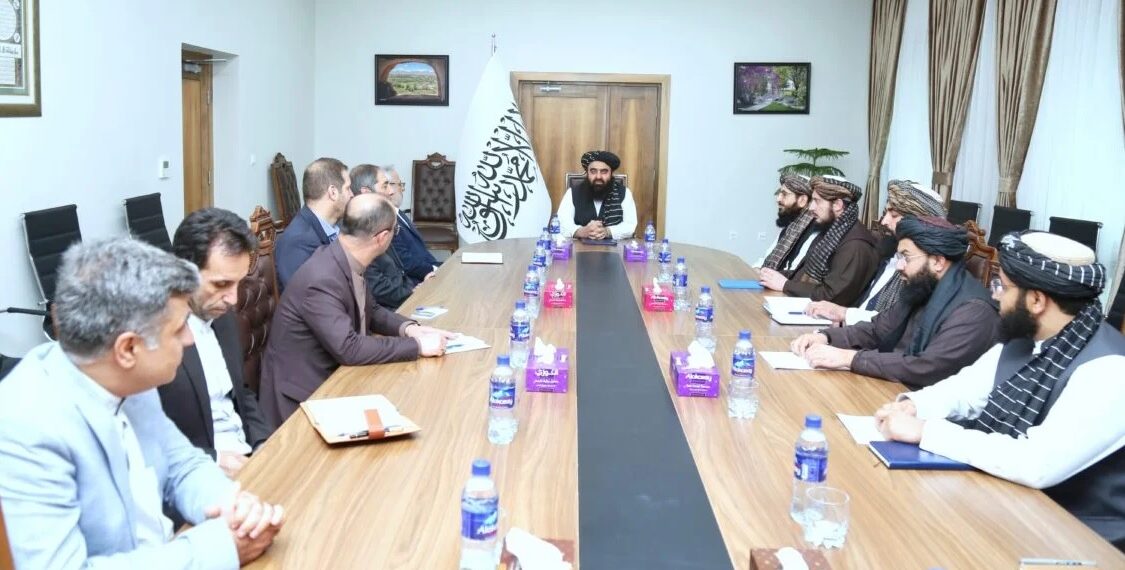 د افغان او ایراني چارواکو لیدنه؛ د کډوالو ترڅنګ پر ګڼو مسایلو خبرې شوې