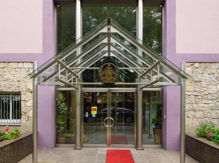 جرمني کې د افغانستان سفیر او د بن ښار کونسل له خپلو دندو استعفاوې کړې