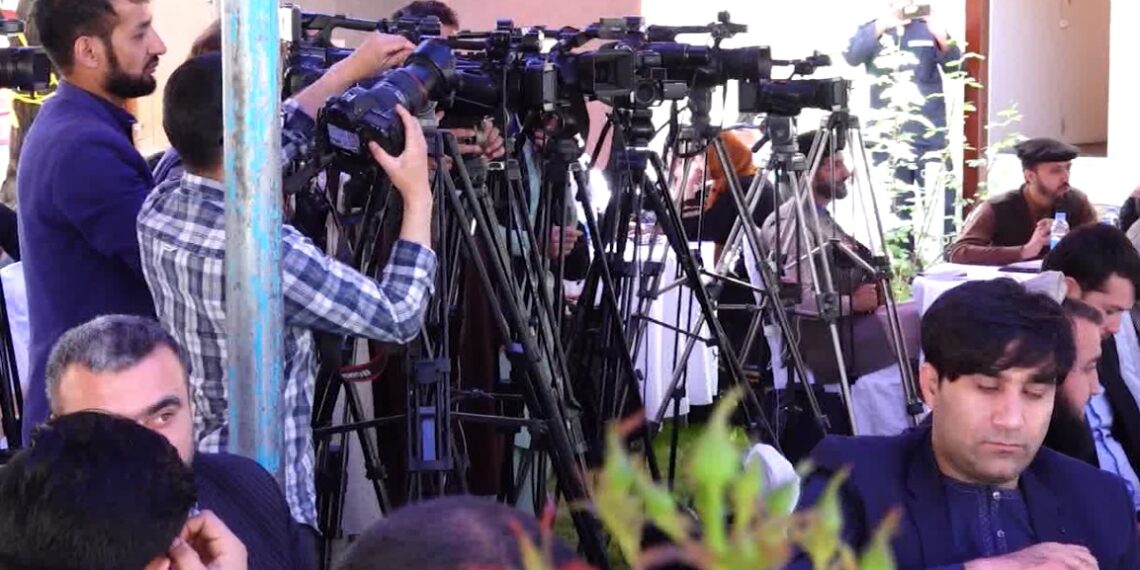 اطلاعاتو او فرهنګ وزارت له خبريالانو سره هر ډول تاوتريخوالی ردوي