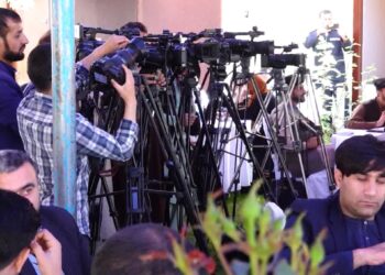 اطلاعاتو او فرهنګ وزارت له خبريالانو سره هر ډول تاوتريخوالی ردوي