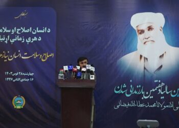 استادان او دیني علمان: د ښوونځي او مدرسې واټن دې ختم او نجونو ته دې د زده کړو اجازه ورکړل شي