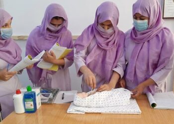 طبي انسټېټېوټونو کې د نجونو پر زده کړو بندیز ته غبرګونونه په پراخېدو دي