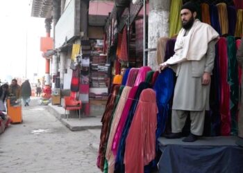 جلال اباد ښار کې هټۍ وال له لوړو کرایو شکایت کوي