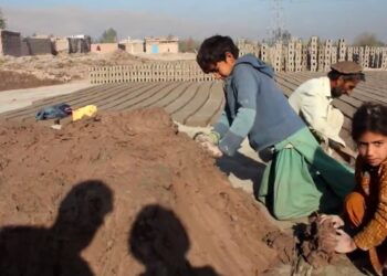 ننګرهار کې د اقتصادي ستونزو له امله نږدې۸ زره ماشومان پر درنو کارونه بوخت دي