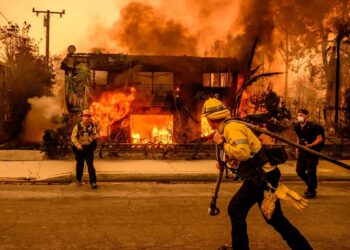 د امريکا په کلیفورنیا ايالت لګيدلی اور لا نه دی مهار شوی