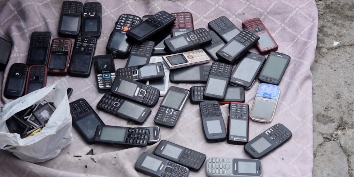 کابل ښار کې لاهم د غیرقانوني موبایلونو د پير او پلور بازار ګرم دی