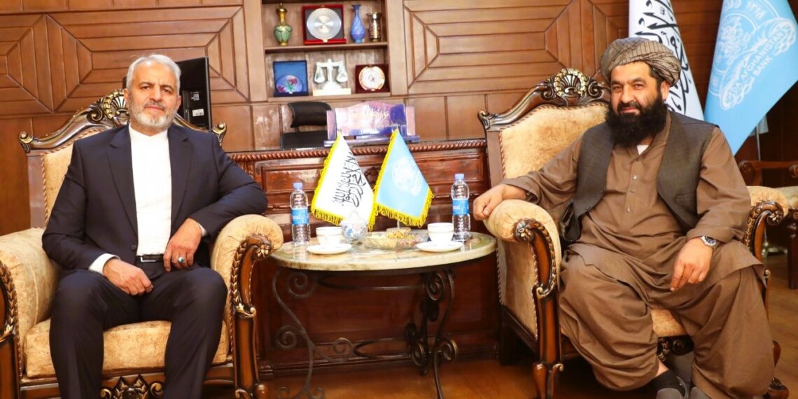 د افغانستان بانک سرپرست د ایران له سفیر سره پر سوداګرۍ او برېښنايي بانکوالۍ غږېدلی