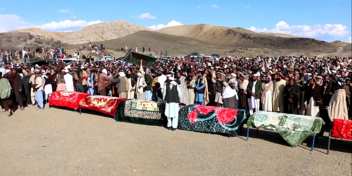 خوست کې خونړۍ پېښه؛ نامالومه وسله والو د یوې کورنۍ ۱۳ کسان وژلي