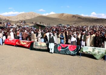 خوست کې خونړۍ پېښه؛ نامالومه وسله والو د یوې کورنۍ ۱۳ کسان وژلي