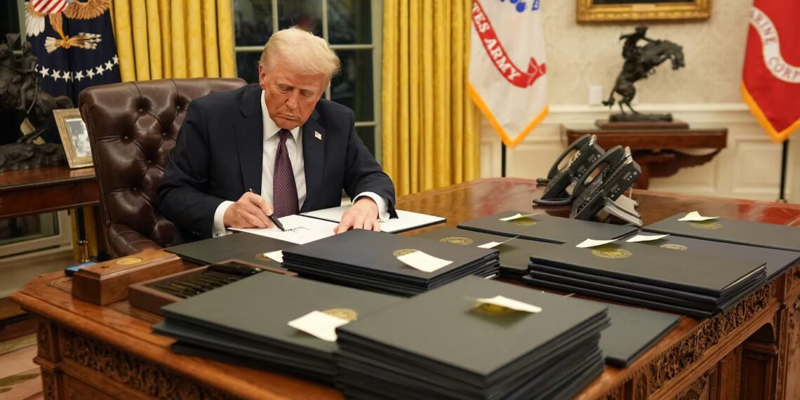  د ټرمپ لوړه؛ د کار پر لومړۍ ورځ یې ۲۰۰ فرمانونه لاسلیک کړل