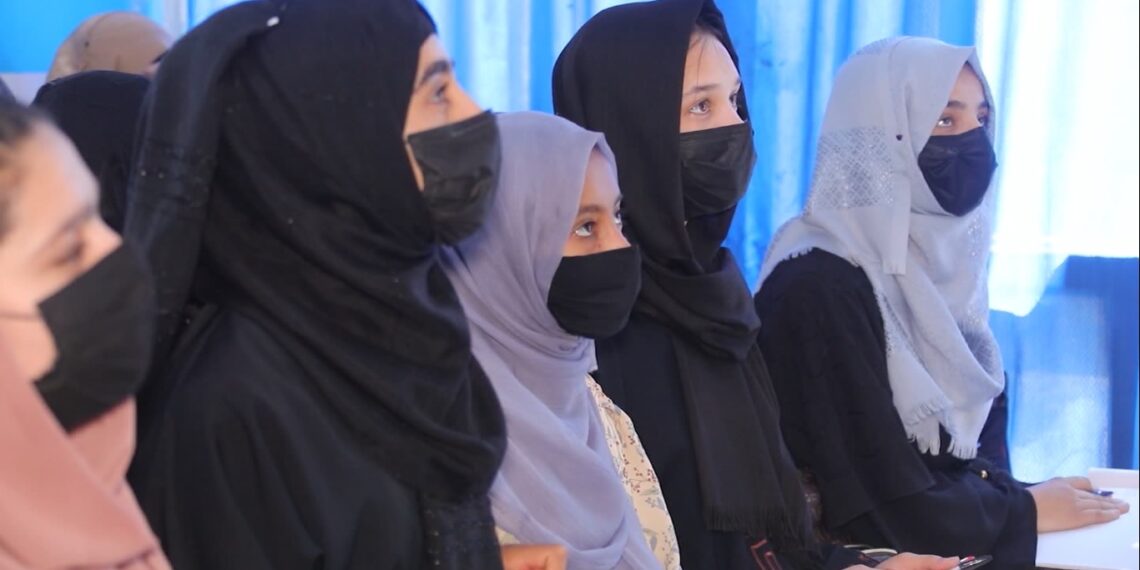 له زده کړو بې برخې نجونې: د چارواکو وروستیو څرګندونو هیله منې کړې یو