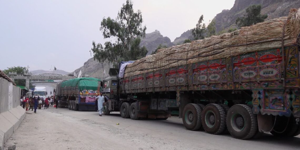 د سوداګرۍ او پانګونې خونه: د تورخم لارې له تړل کېدو سره افغان سوداګرو ته میلیونونه ډالر زیان اوښتی