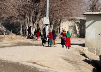 خوست کې د داخلي بې ځایه شویو کورنۍ لهسرپرست حکومته نجونو ته د زده کړو اجازې ورکولو غوښتنه کوي