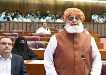 مولانا فضل الرحمن: د پاکستان پوځ او ملکي حکومت له۴۰ کلونو راهیسې نیابتي جګړو کې ښکېل دي