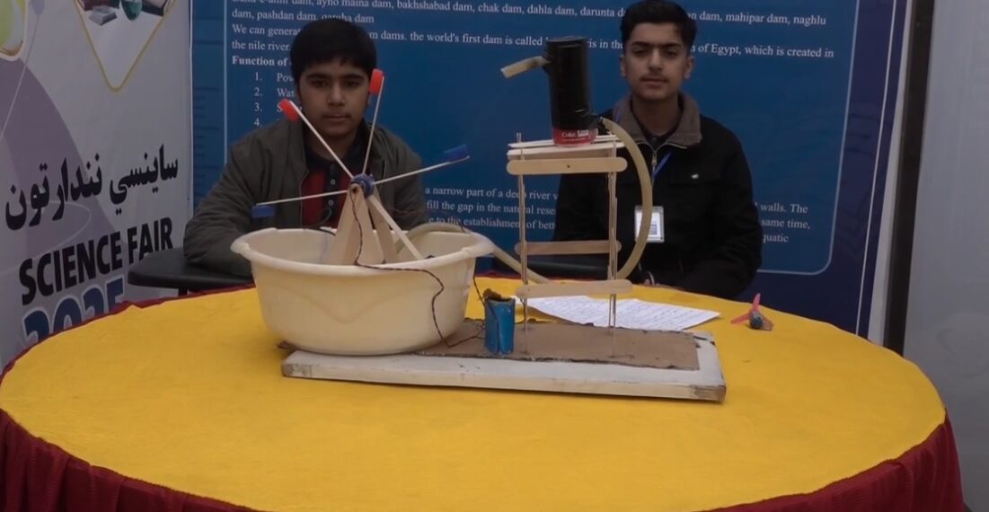 ننګرهار کې د زده کوونکو په لاس جوړ شویو توکو درې ورځنی نندارتون پیل شو