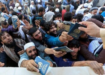 عام افغانان د پاکستان وېزو په اخيستلو کې د شته ستونزو له امله شکايت کوي