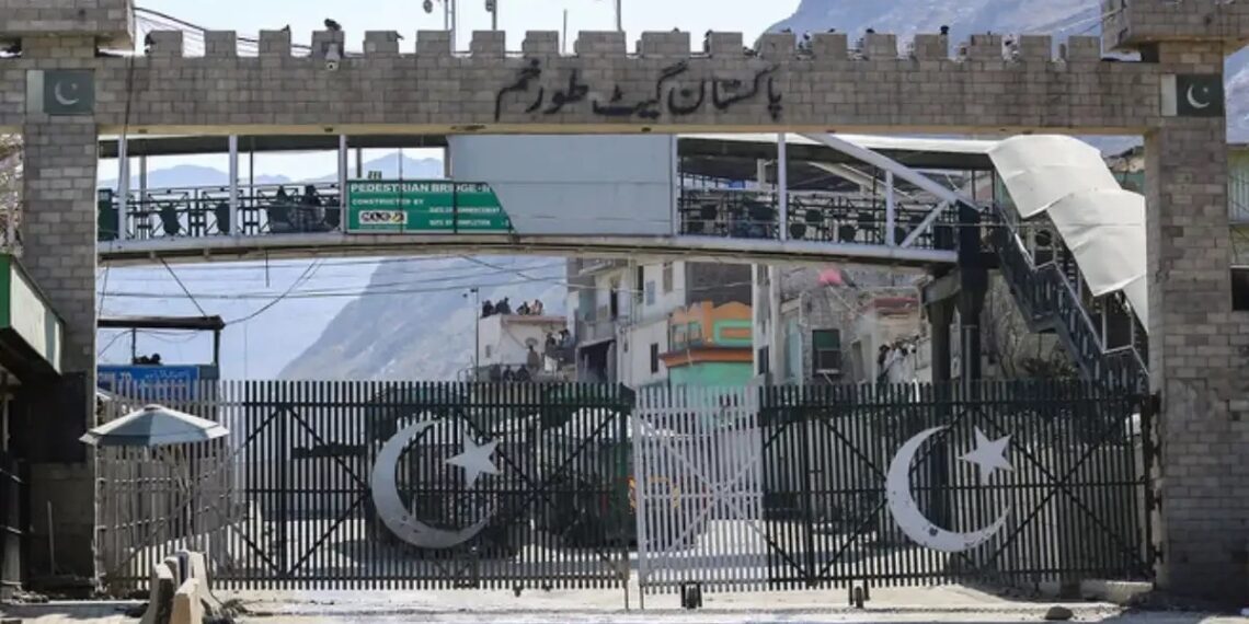 پاکستان د تورخم لارې بندېدو لامل افغان لوري ته د نظامي تاسیساتو جوړول بولي