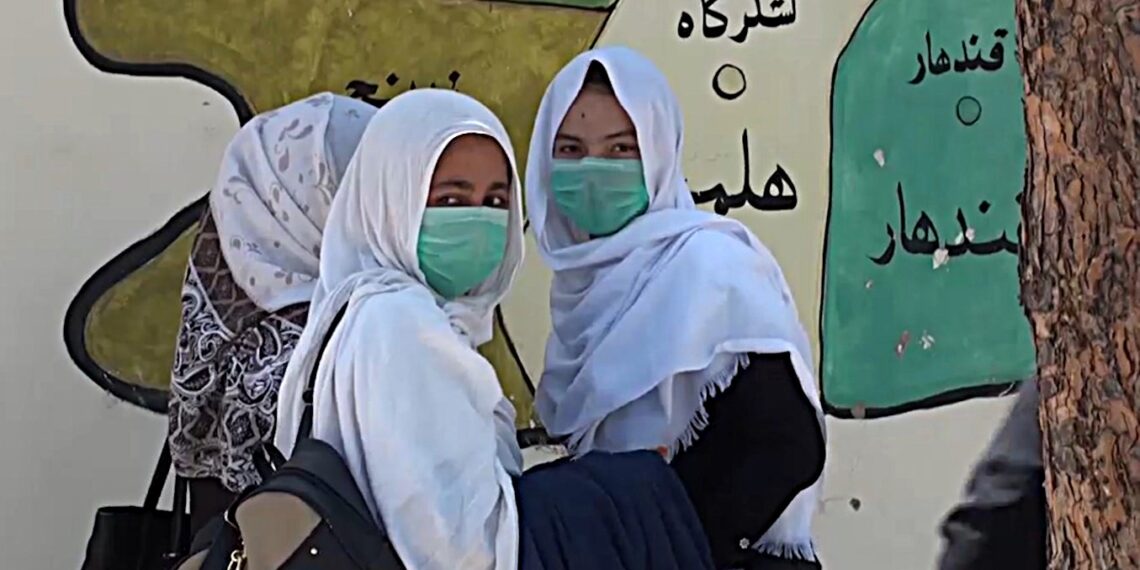 نجونې د نوي کال په درشل کې د ښوونځیو او پوهنتونونو د بېرته پرانیستلوغوښتنه کوي