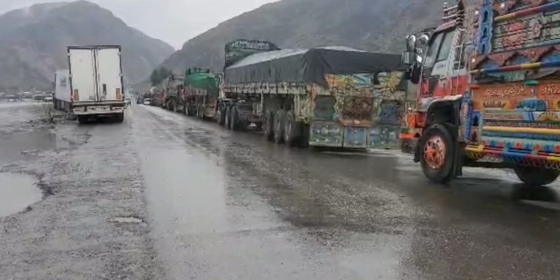 سوداګر: تورخم کې د جګړې له امله لاریو او په کې بار سوداګریزو توکو ته زیانونه رسېدلي