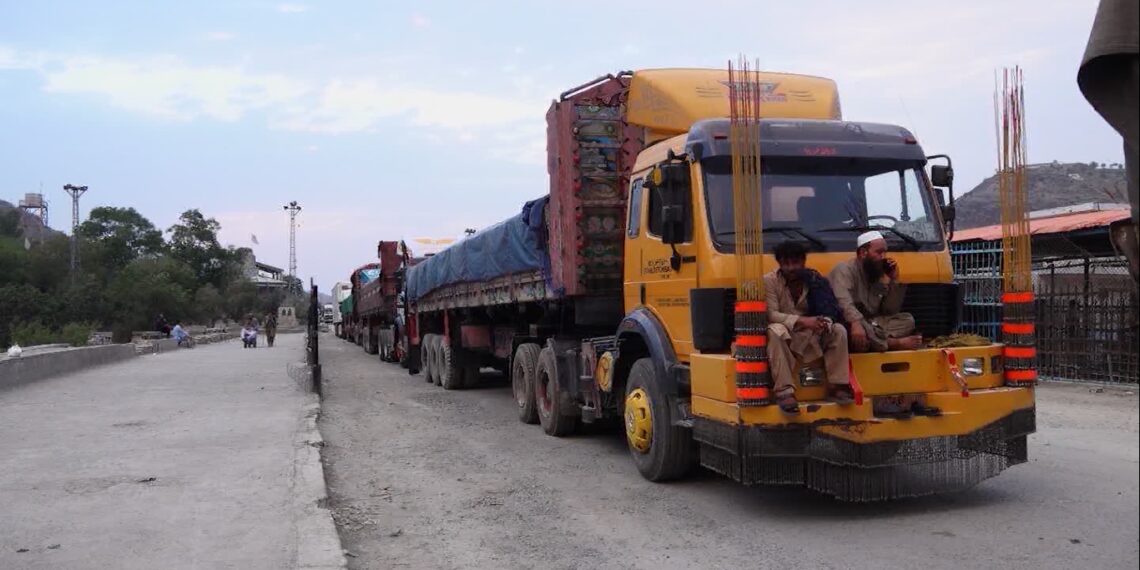 د تورخم لارې تړلي پاتې کېدو پانګوالو ته ميليونونه ډالر زيان اړولی