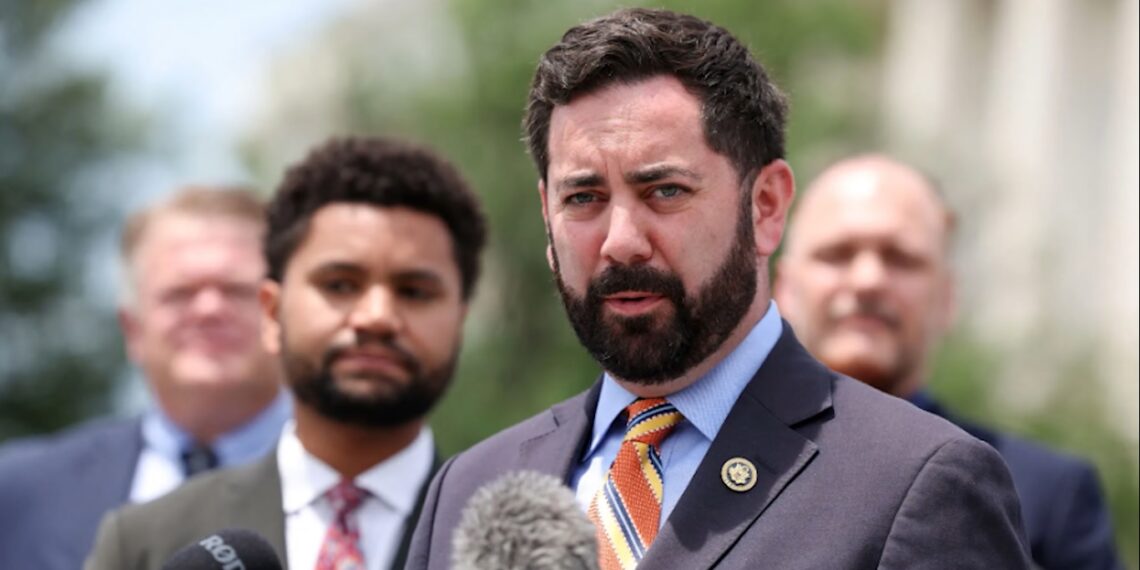 مایک لالر ولسمشر ټرمپ ته؛ د افغانانو د بیا مېشتېدلو مرکز مه تړئ