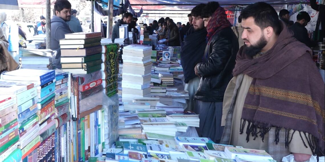 کتاب پلورونکي: ناوړه اقتصادي وضعیت او خواله رسنیو د کتاب پلورنې بازار سوړ کړی