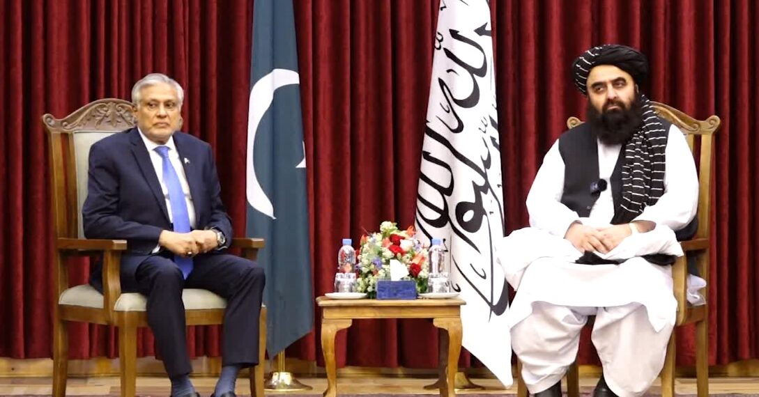 اسحاق ډار پاکستان کې د مېشتو افغان کډوالو د ستونزو حل کولو ژمنه کړې