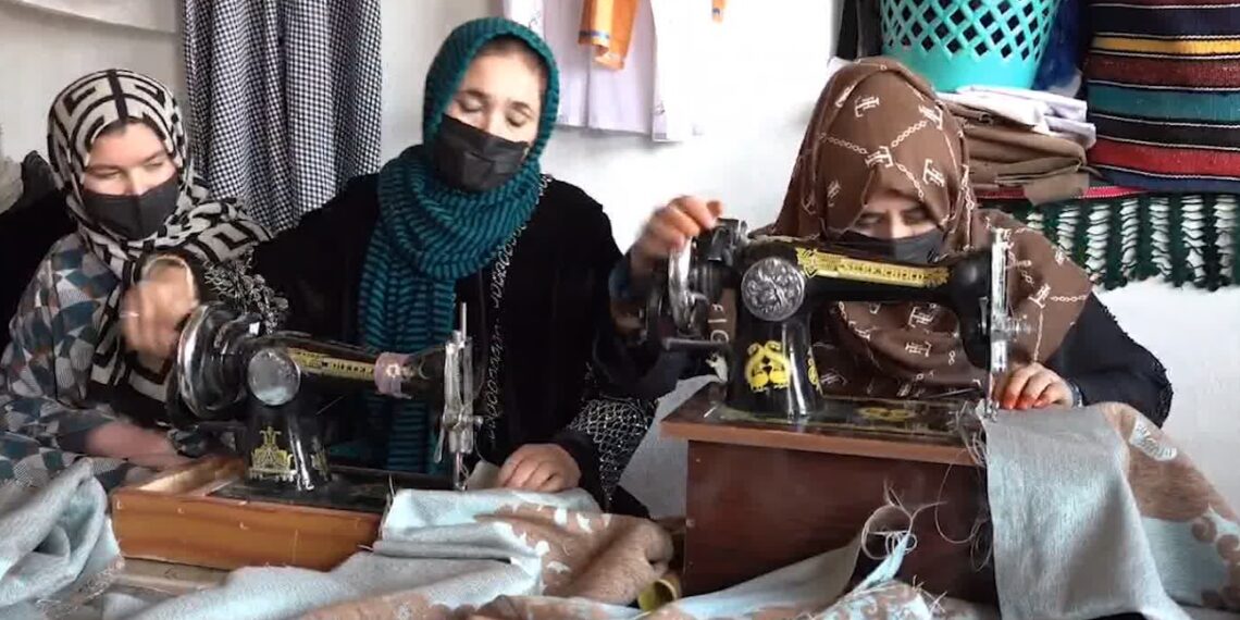 بدخشان کې یوې ښځې لسګونه نورو ته د کار او زده کړو زمینه برابره کړې