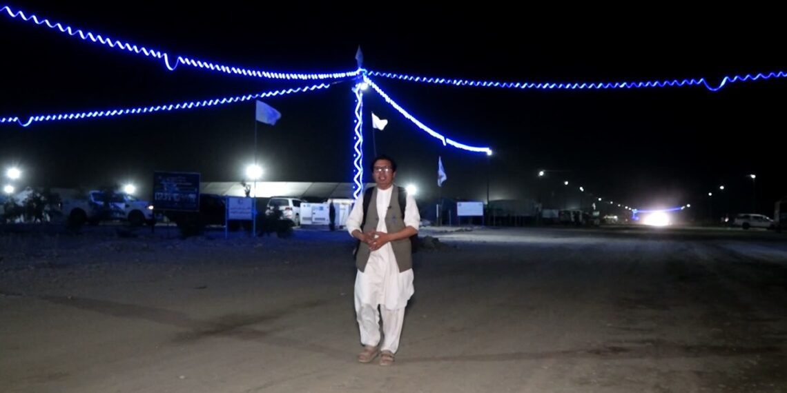برېښنا شرکت په تورخم کې د راستنو شویو کډوالو پنډغالی روښانه کړ