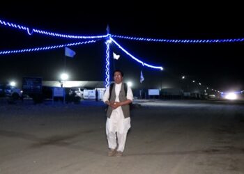 برېښنا شرکت په تورخم کې د راستنو شویو کډوالو پنډغالی روښانه کړ