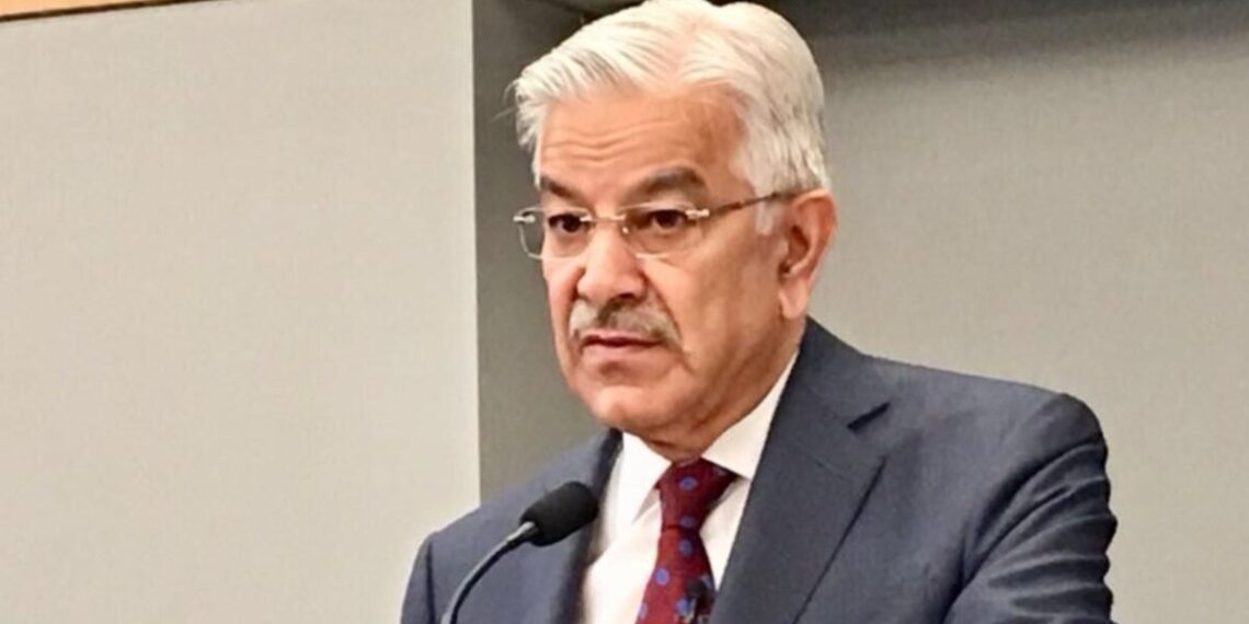 خواجه اصف: د افغان کډوالو  شړلو پرېکړې مخالفان د پاکستان دوښمنان دي
