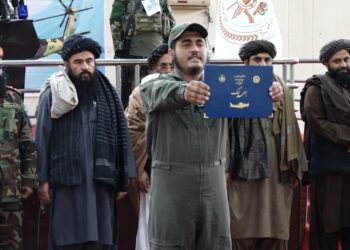 د دفاع وزارت له هوايي پوهنتون ۱۰ تنه پیلوټان فارغ شول