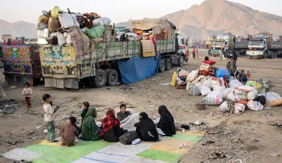 د سره صلیب او سرې میاشتې نړیوال فډراسیون: د افغان کډوالو جبري اخراج افغانستان کې بشري وضعیت لا سخت کړی