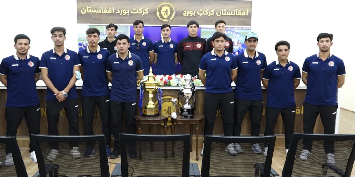 کرېکټ؛ له ۱۹ کالونو کم عمره ملي لوبډله له بریالي سفر وروسته هېواد ته راستنه شوه