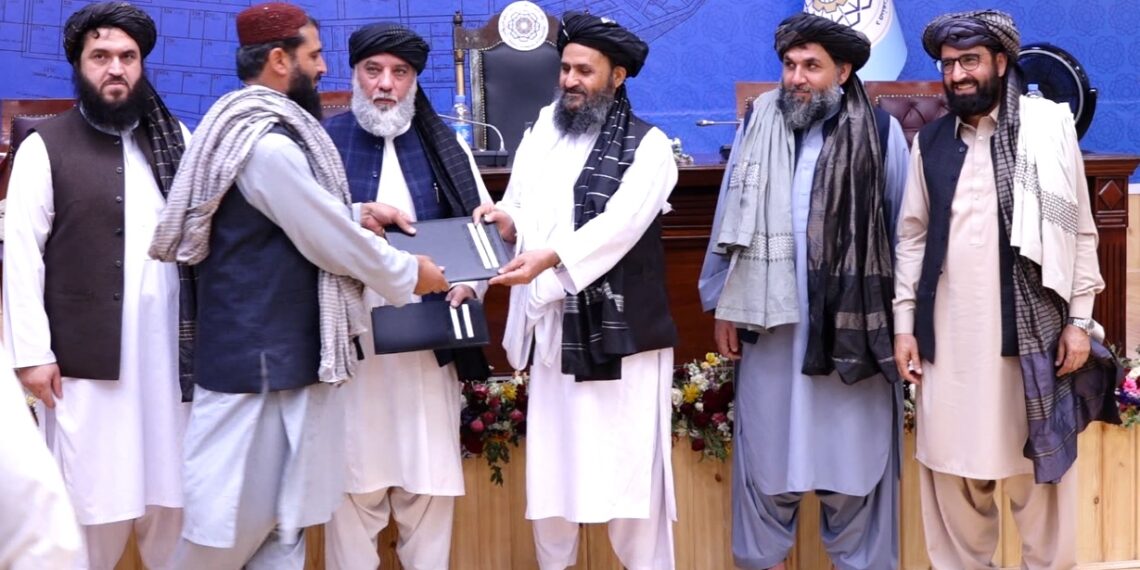 صنعتکارانو ته د ځمکو د سندونو وېش پيل شو