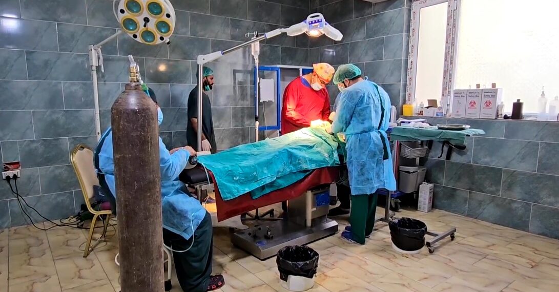 یوه افغان ډاکتر هلمند کې د سلګونه تنو وړیا جراحي عملیات کړي