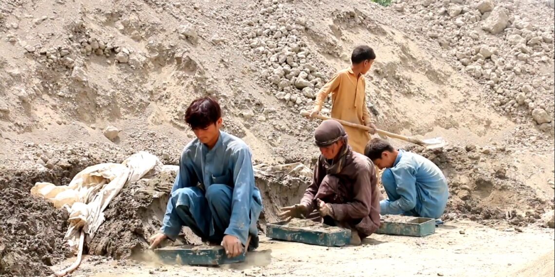 خوست کې زرګونه ماشومان په درنو کارونو بوخت دي