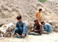 خوست کې زرګونه ماشومان په درنو کارونو بوخت دي