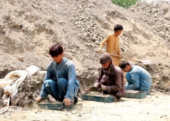 خوست کې زرګونه ماشومان په درنو کارونو بوخت دي