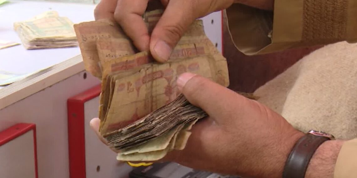 خلک او کاروباریان په بازار کې د زړو بانک نوټونو له زیاتېدو شکایت کوي