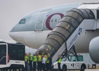 جرمني د قطر په منځګړیتوب لسګونه افغان کډوال کابل ته راولېږل